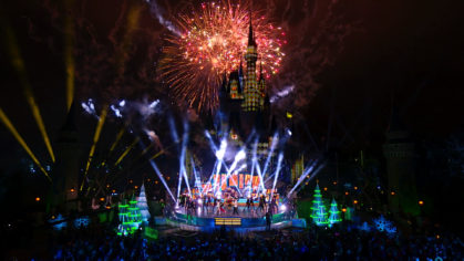 Wonderful World of Disney MAGICAL HOLIDAY CELEBRATION